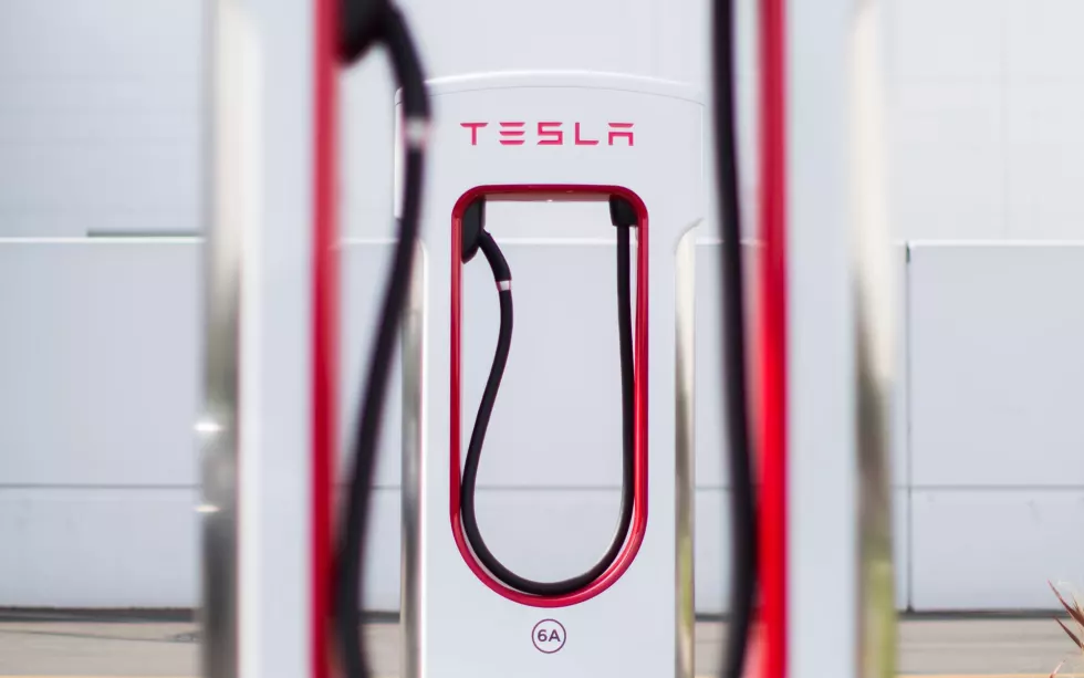 Nem csak Volvo – A Tesla Supercharger csendben átvette Európa töltőhálózatát